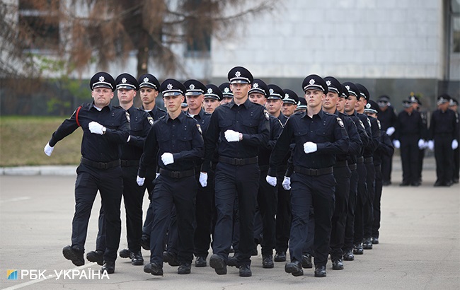 &quot;Стальная дисциплина&quot;: фоторепортаж с первого выпуска Академии патрульной полиции в Киеве